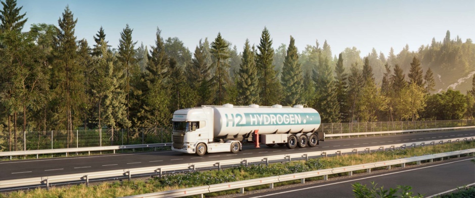 Ein Lkw mit Wasserstoff fährt auf einer deutschen Autobahn.
